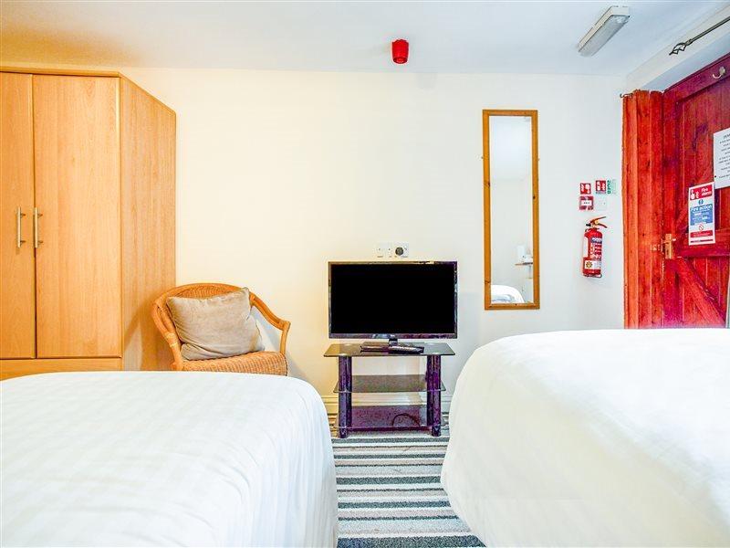 Oyo Clovenfords Hotel エクステリア 写真